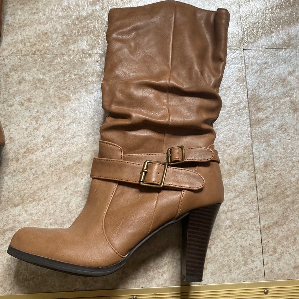 Heeled boot size 7